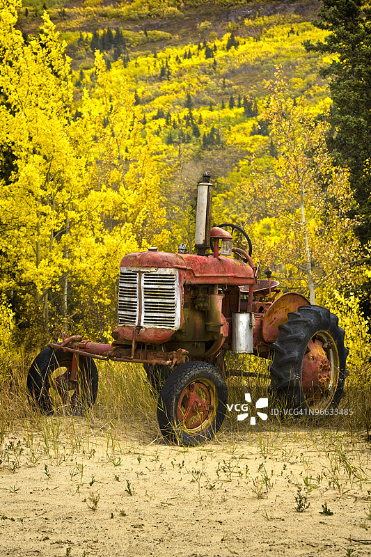 旧农场拖拉机图片素材