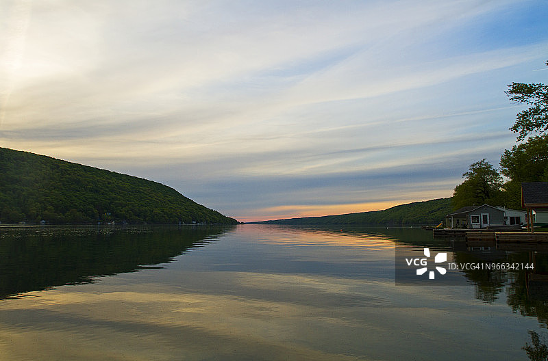 春季湖岸的傍晚图片素材