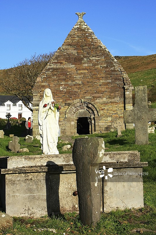 古老石砌教堂前的圣母玛利亚图片素材