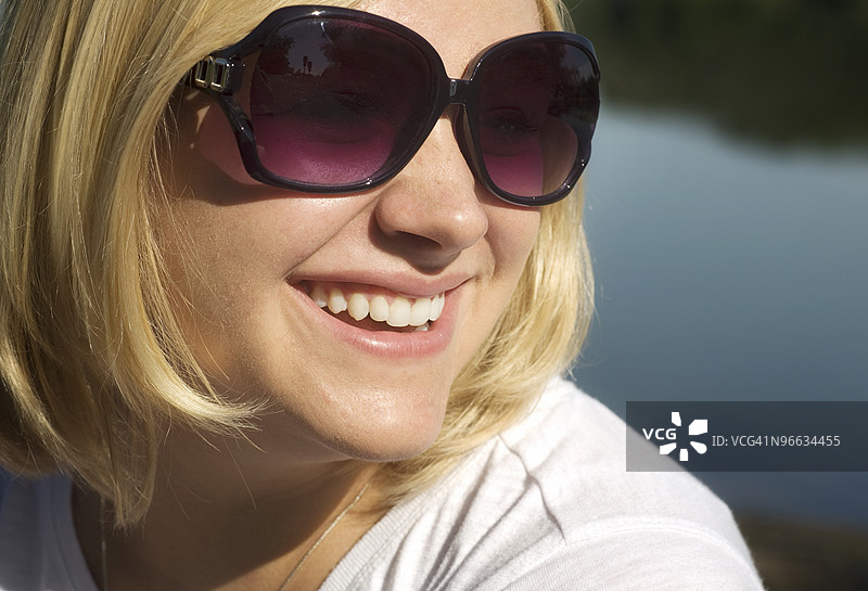 戴着太阳镜的女性肖像图片素材