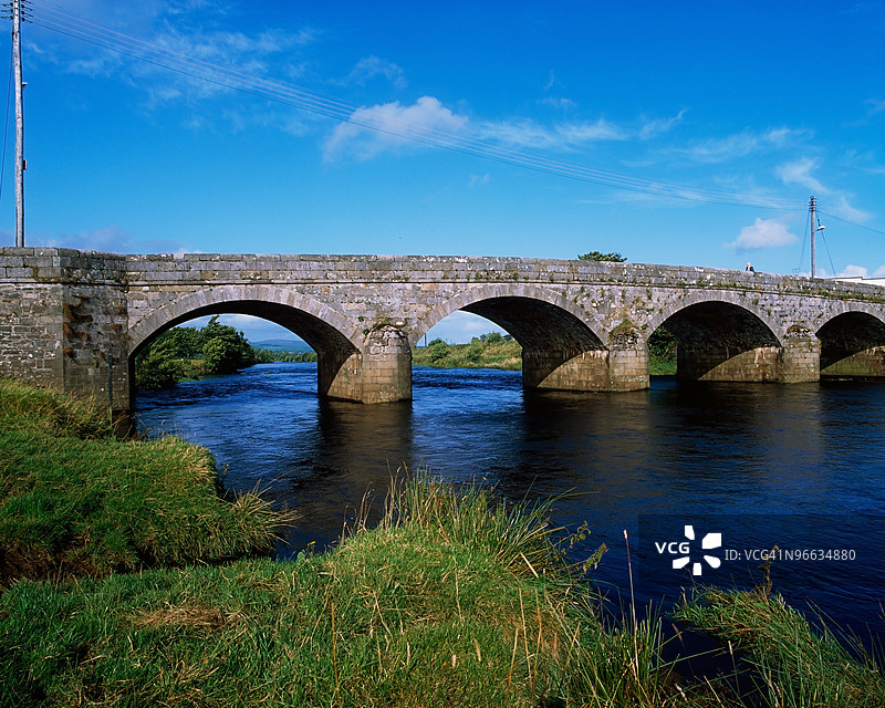 爱尔兰蒂龙郡德尔格河上的桥图片素材