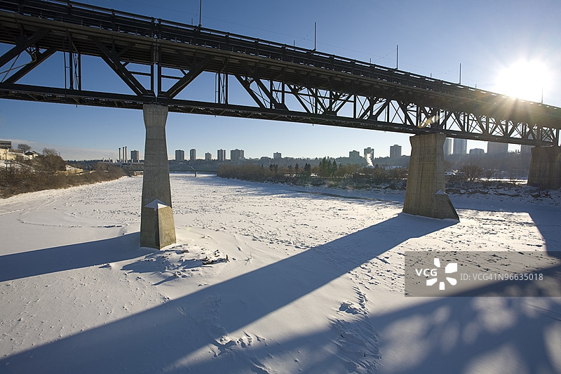 加拿大阿尔伯塔省埃德蒙顿的河谷图片素材