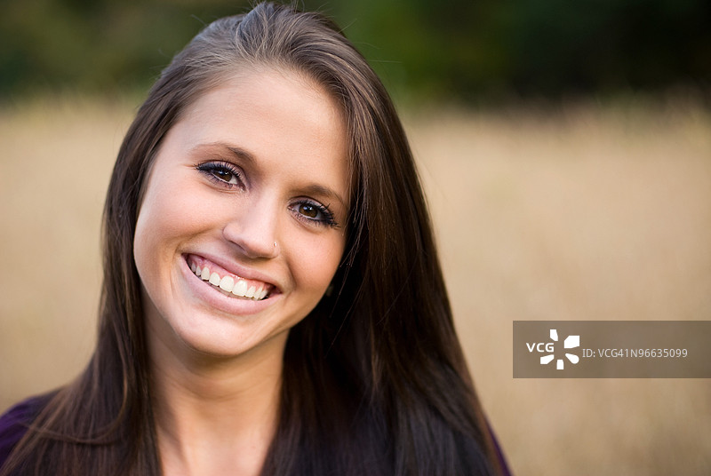 年轻女性的肖像图片素材