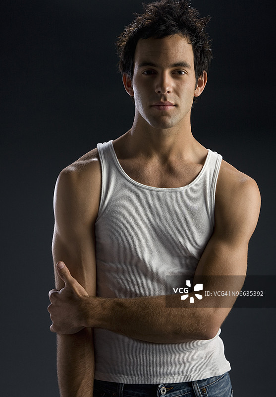 穿着肌肉衫的男子肖像图片素材