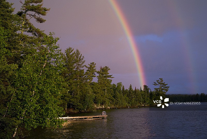 安大略省伍兹湖上的彩虹图片素材