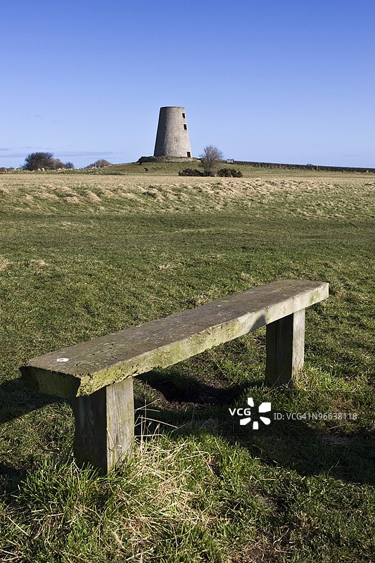 草地上的长椅图片素材