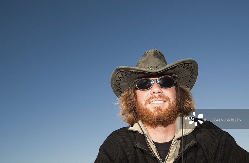 戴帽子和太阳镜的男人图片素材