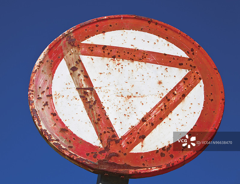 生锈的让步标志图片素材