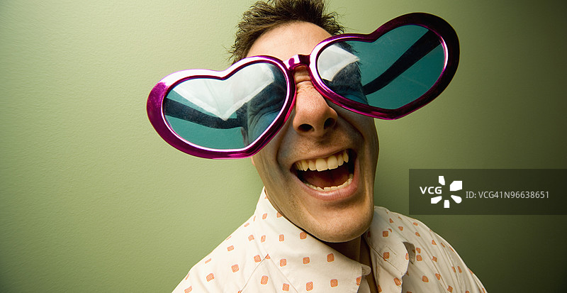戴着大号心形眼镜的男人图片素材