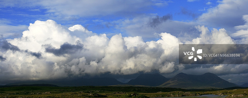 爱尔兰，欧洲，戈尔韦县，克利夫登，康尼马拉的12个本斯山上的云彩图片素材