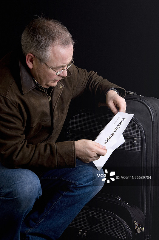 男人搬家图片素材