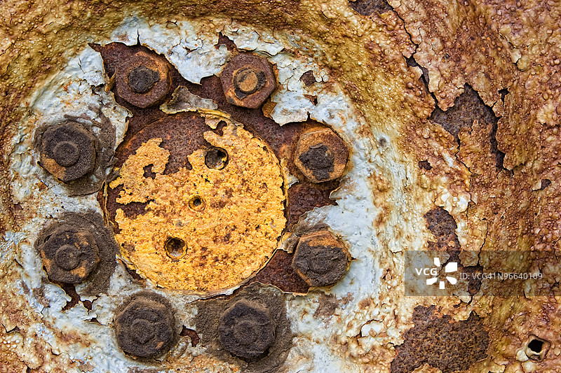 生锈的轮子和螺栓图片素材