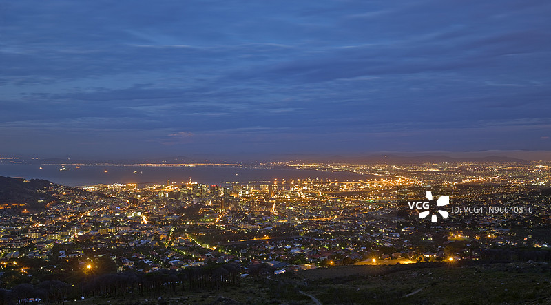从桌山俯瞰南非开普敦的夜景图片素材