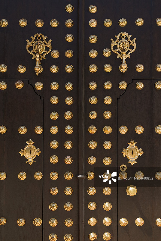 带有黄铜嵌件的木门图片素材