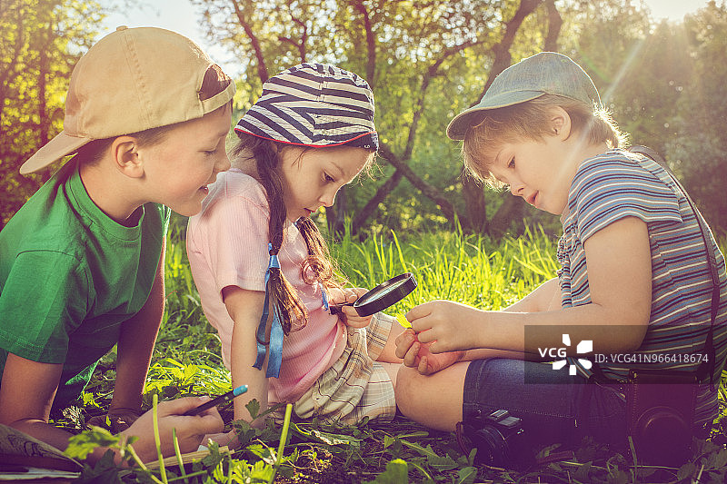 探索自然的小小探险家图片素材