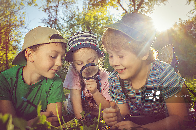 探索自然的小小探险家图片素材