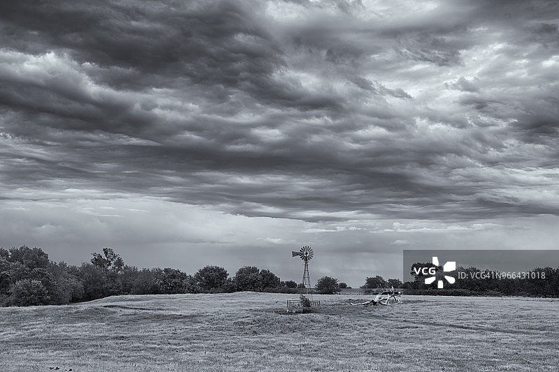 内布拉斯加州伍德河附近的暴风雨天空和风车图片素材