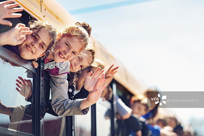 校车上的学生们图片素材