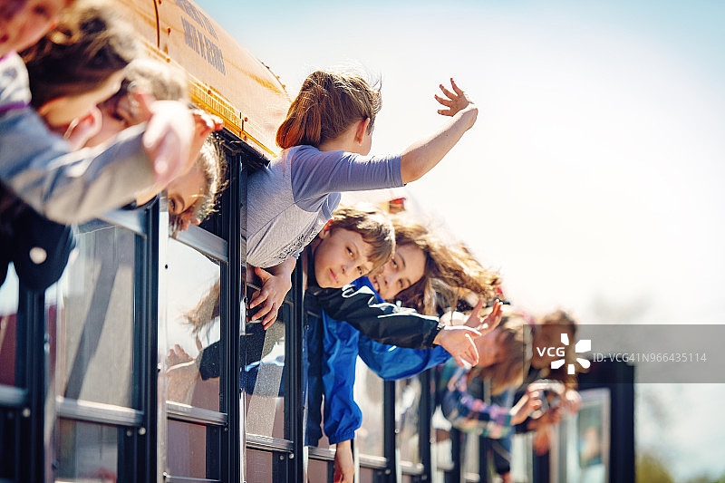 校车上的学生们图片素材