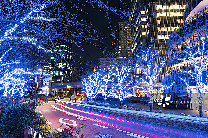 东京中城圣诞灯饰：六本木高楼街道的车辆和LED灯图片素材