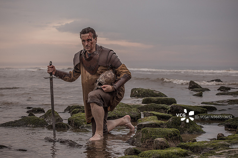 寒冷海边手持武器的喋血中世纪战士图片素材