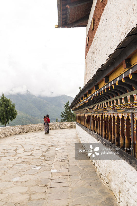 不丹廷布寺庙里的不丹妇女图片素材