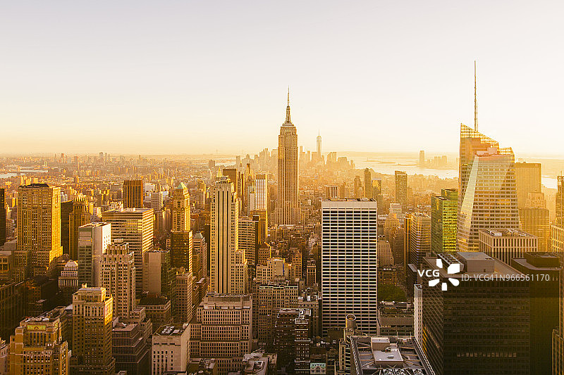 纽约市金色日落的鸟瞰图图片素材