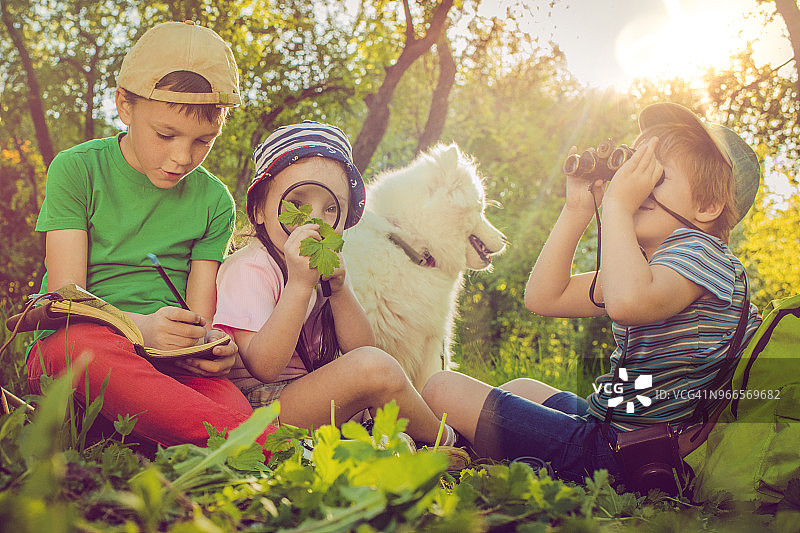 小探险家和狗一起探索自然图片素材