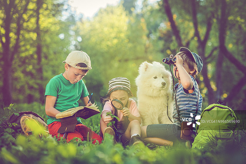 小探险家和狗一起探索自然图片素材