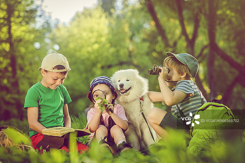 小探险家和狗一起探索自然图片素材