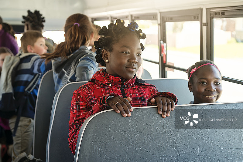 一群不同种族的孩子坐在校车上图片素材