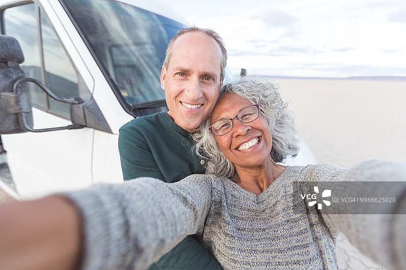 老年夫妇在路上自拍图片素材