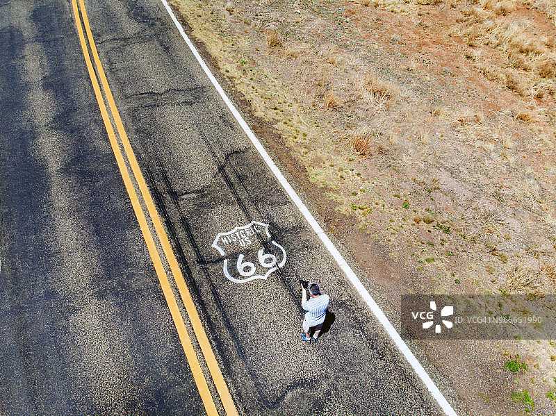 在高速公路上拍照的男人图片素材