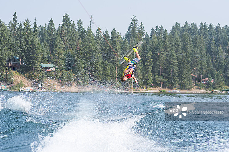 在湖上玩滑水板的男人图片素材
