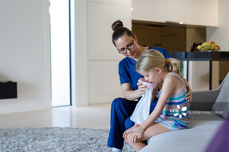 护士在家中照顾生病的孩子图片素材