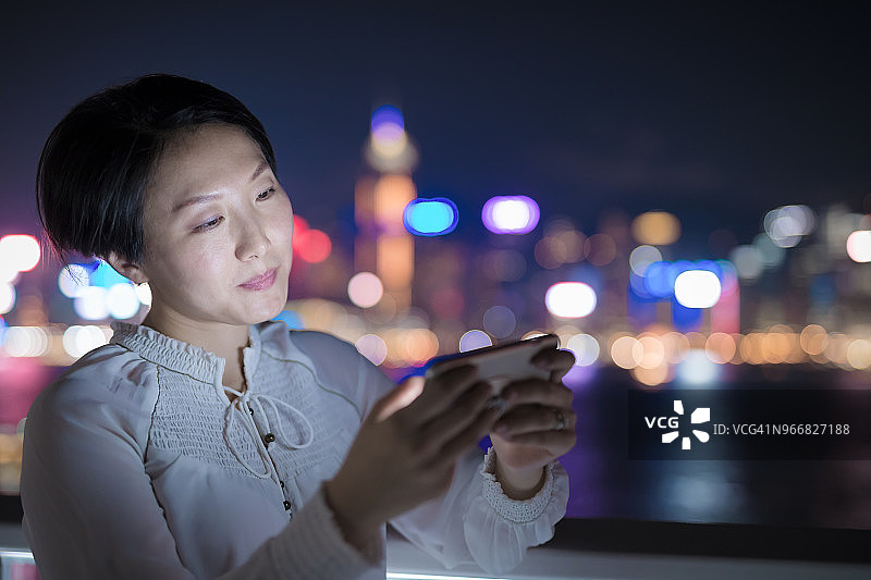 女商人使用智能手机图片素材