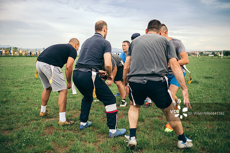 业余爱好者打美式橄榄球图片素材