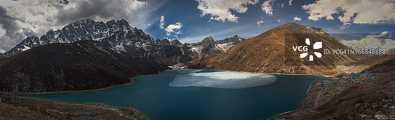 珠穆朗玛峰地区Gokyo Ri眺望Gokyo湖全景图片素材