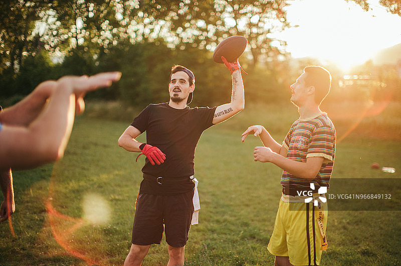业余爱好者打美式橄榄球图片素材