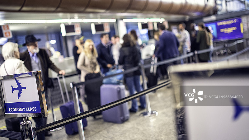 在机场登上经济舱的人们的散景照片图片素材