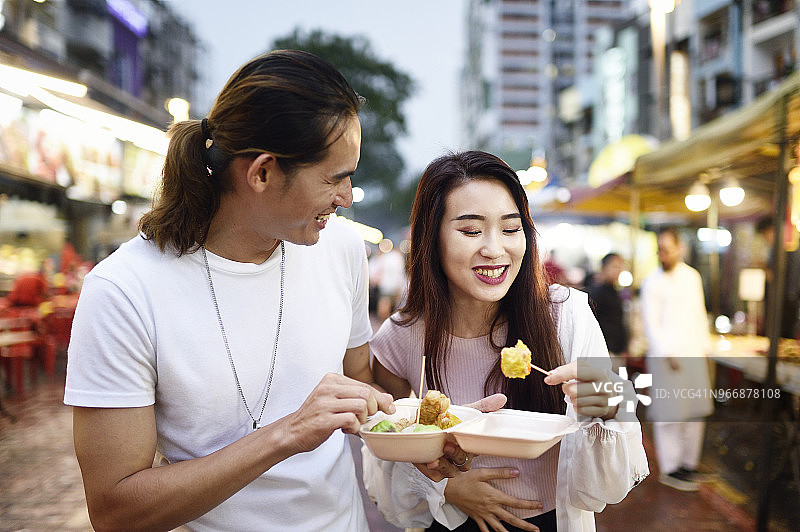 情侣在夜市吃饺子图片素材