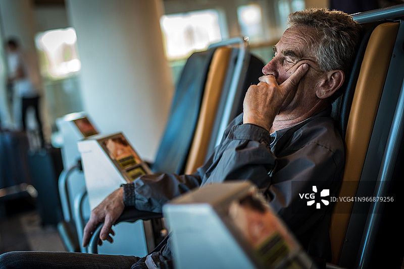在机场等候的年长乘客图片素材