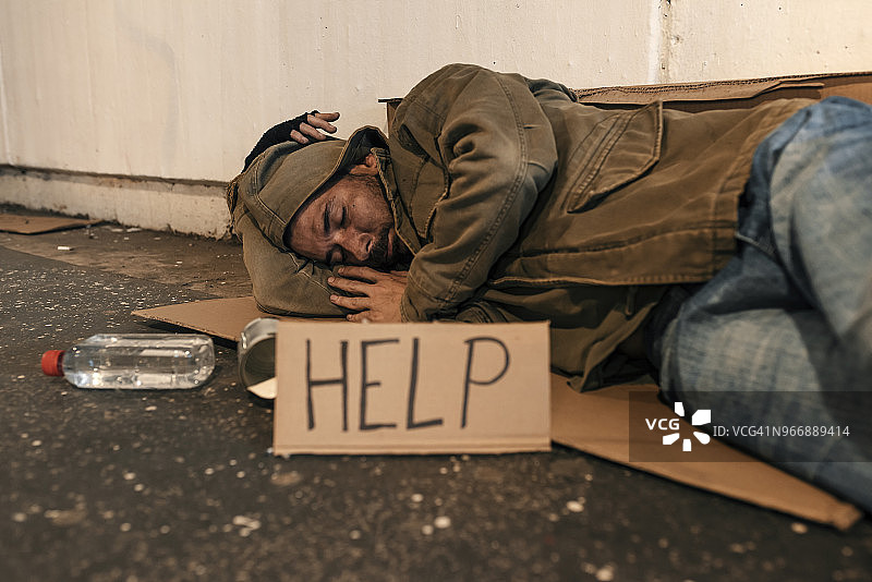 露宿街头的流浪者照片图片素材