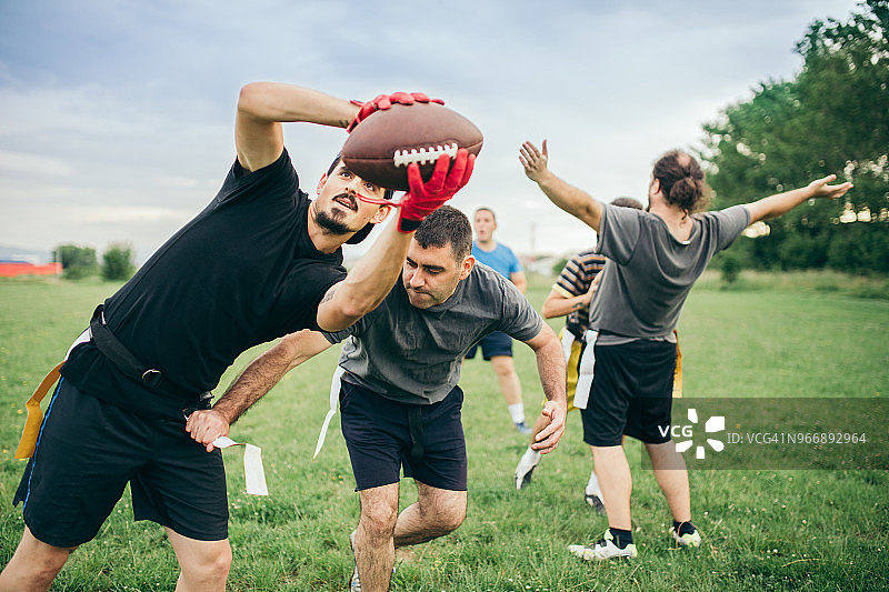 业余爱好者打美式橄榄球图片素材