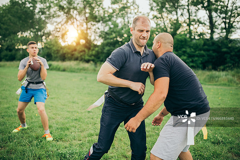 业余爱好者打美式橄榄球图片素材