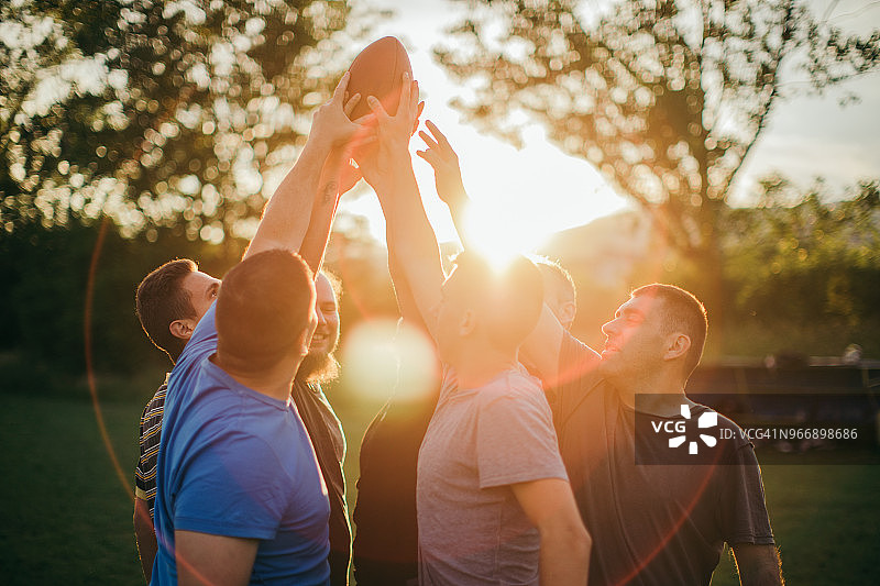 业余爱好者打美式橄榄球图片素材