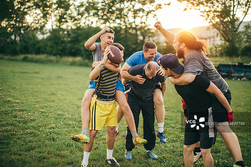 业余爱好者打美式橄榄球图片素材