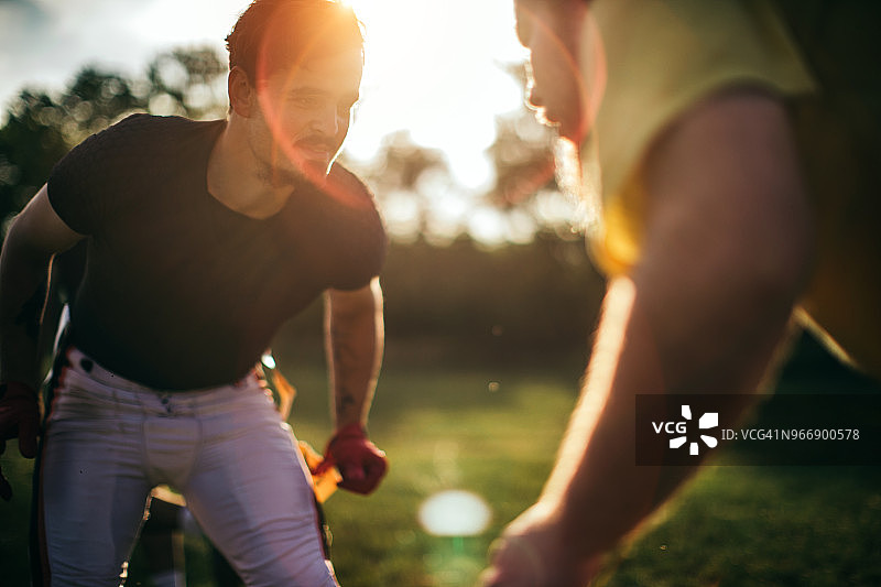业余爱好者打美式橄榄球图片素材