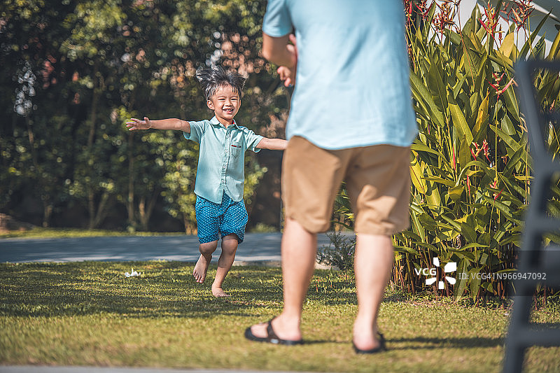 父子在后院玩耍图片素材