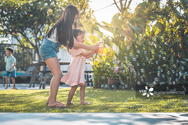 孩子们在后院吹泡泡图片素材